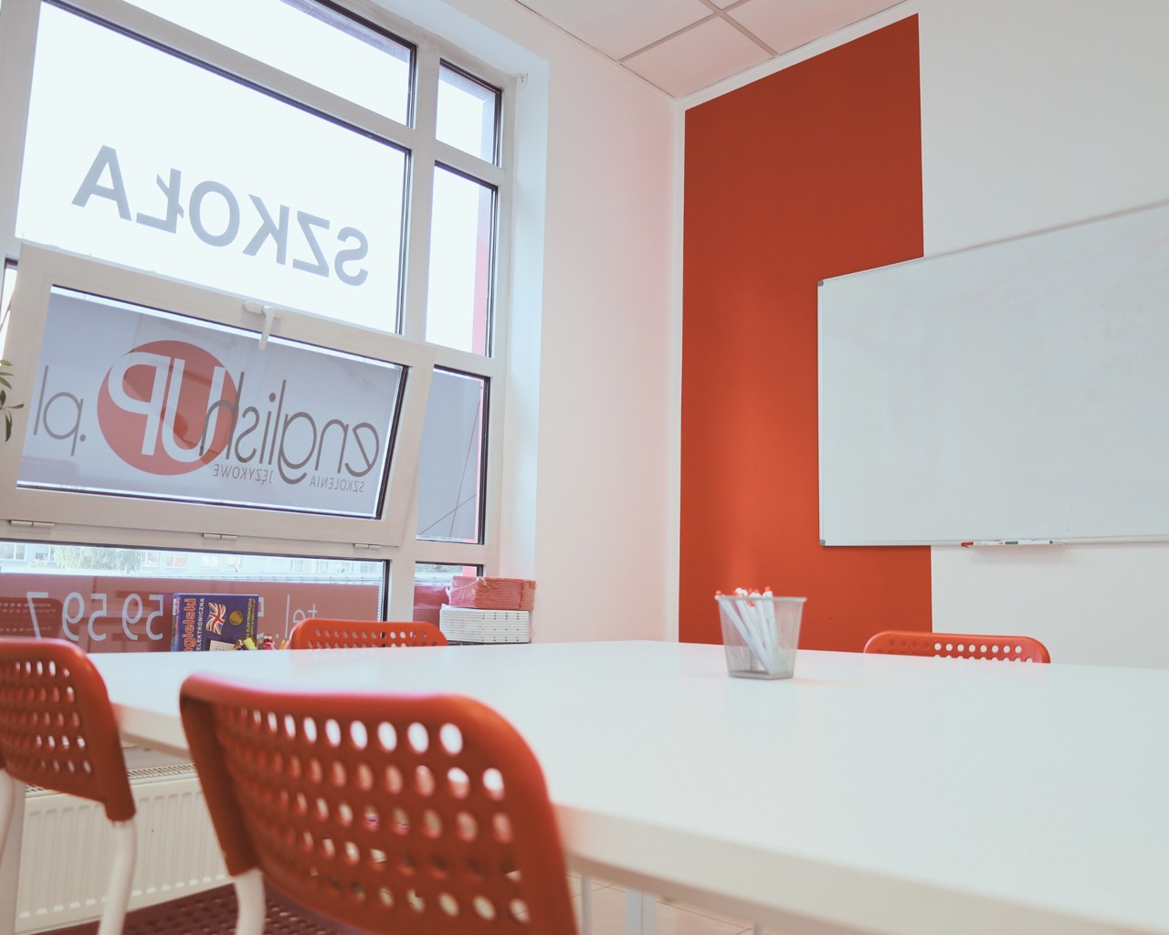 Sala zajęć w szkole językowej ENGLISHUP przy ul. Strzegomskiej we Wrocławiu